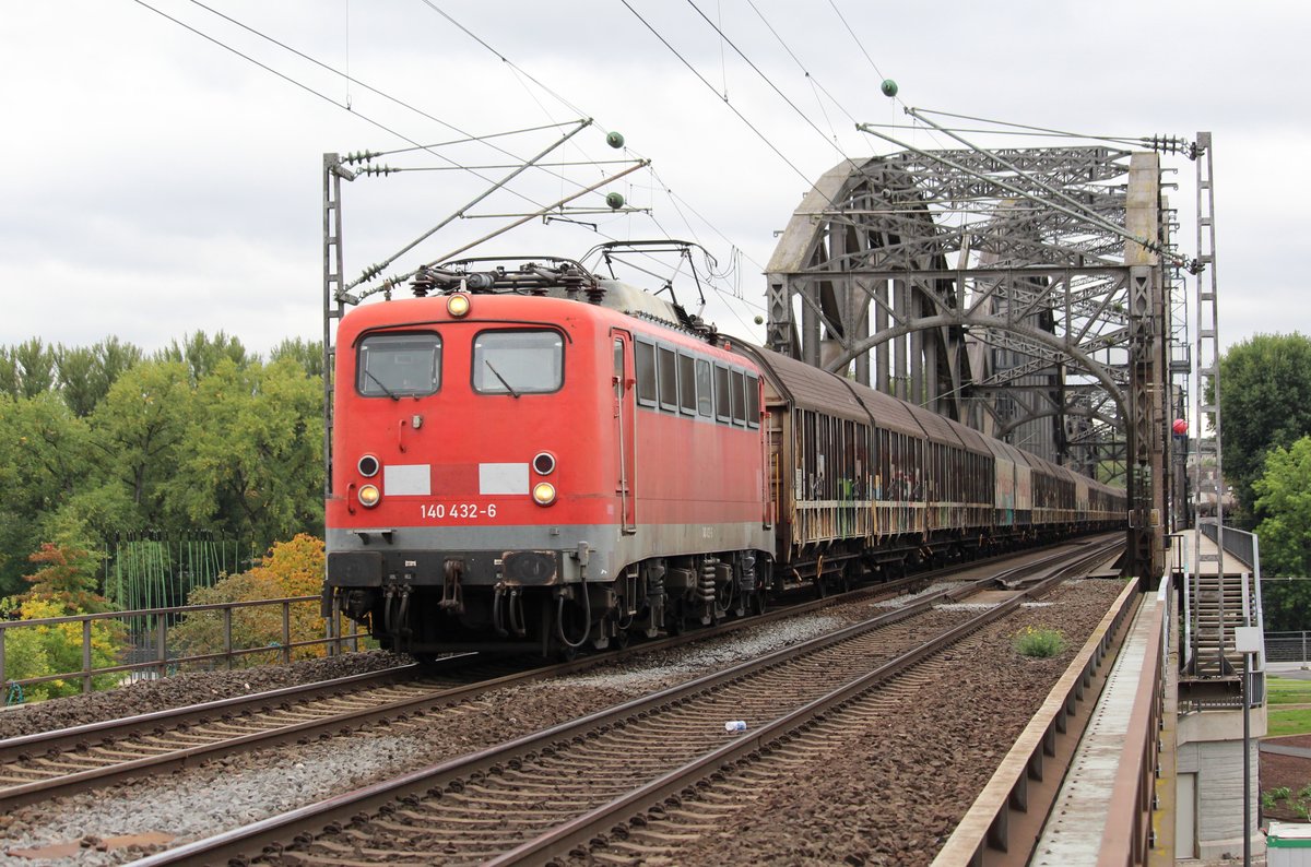 140 432-6 der BayernBahn auf der Deutschherrnbrücke (Bahnstrecke Frankfurt-Hanau) in Frankfurt am Main am 1. Oktober 2019