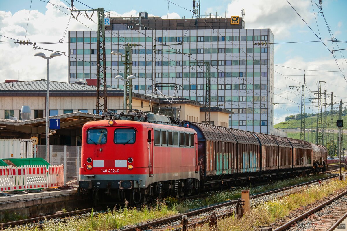 140 432-6  BayernBahn  mit Henkelzug in Würzburg Hbf, August 2021.