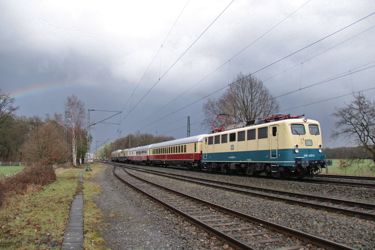 140 432 aus Bad Bentheim auf dem Weg zurück nach Koblenz ins DB-Museum. Die angehängten Speisewagen waren für einige Zeit in den Niederlanden. Aufgenommen am 13.3.2021 im Bahnhof Sythen