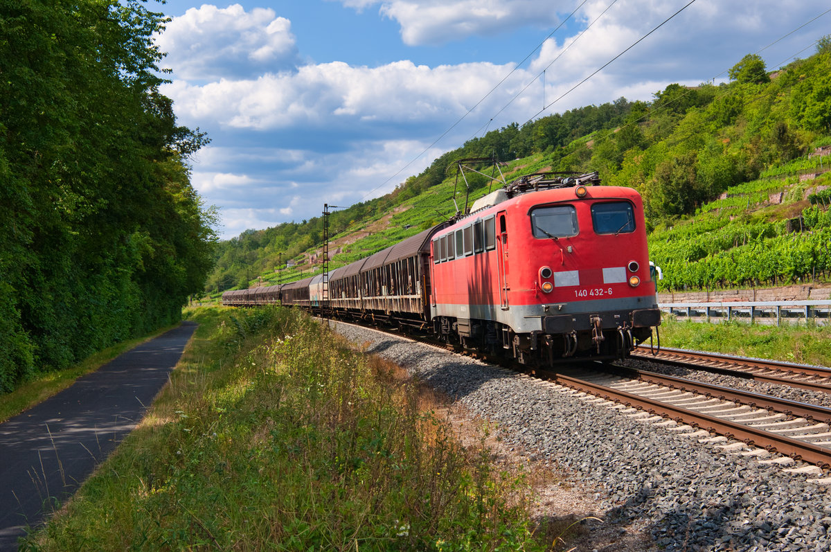140 432 der BayernBahn mit dem Henkelzug DGS 59971 (Langenfeld - Gunzenhausen) bei Gambach, 01.08.2019