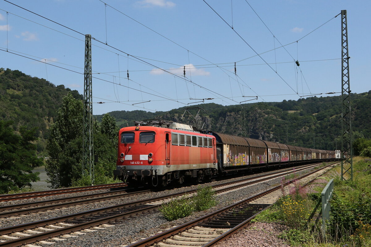 140 432 mit dem  Henkelzug  am 21. Juli 021 bei St. Goarshausen am Rhein.