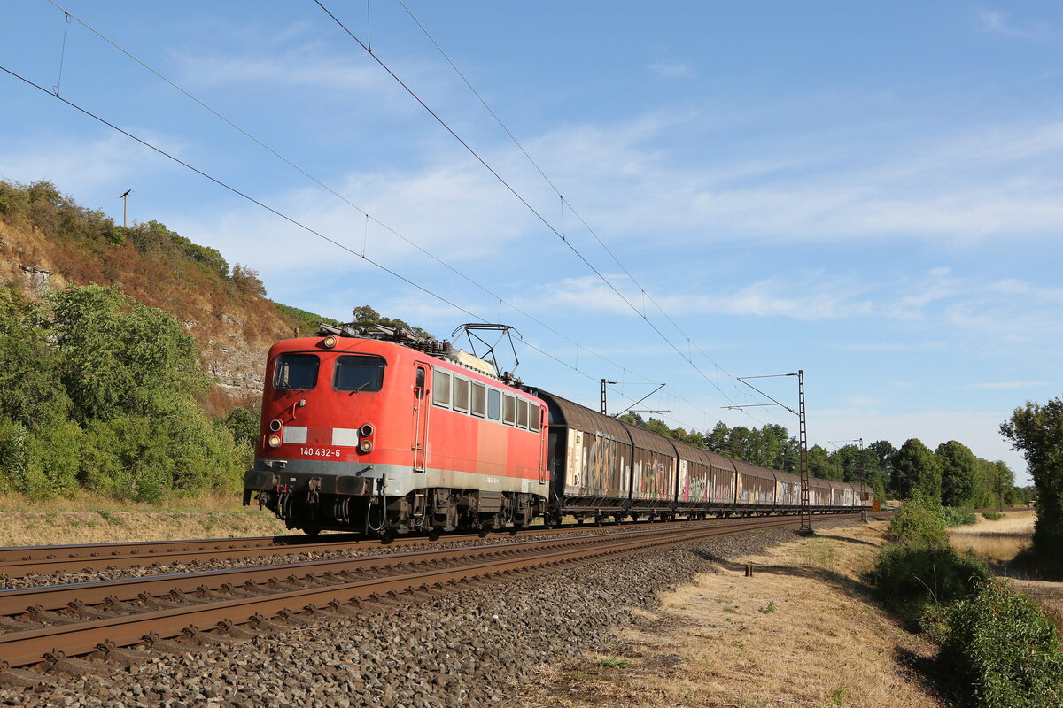 140 432 mit dem  Henkelzug  aus Würzburg kommend am 7. August 2022 bei Himmelstadt am Main.
