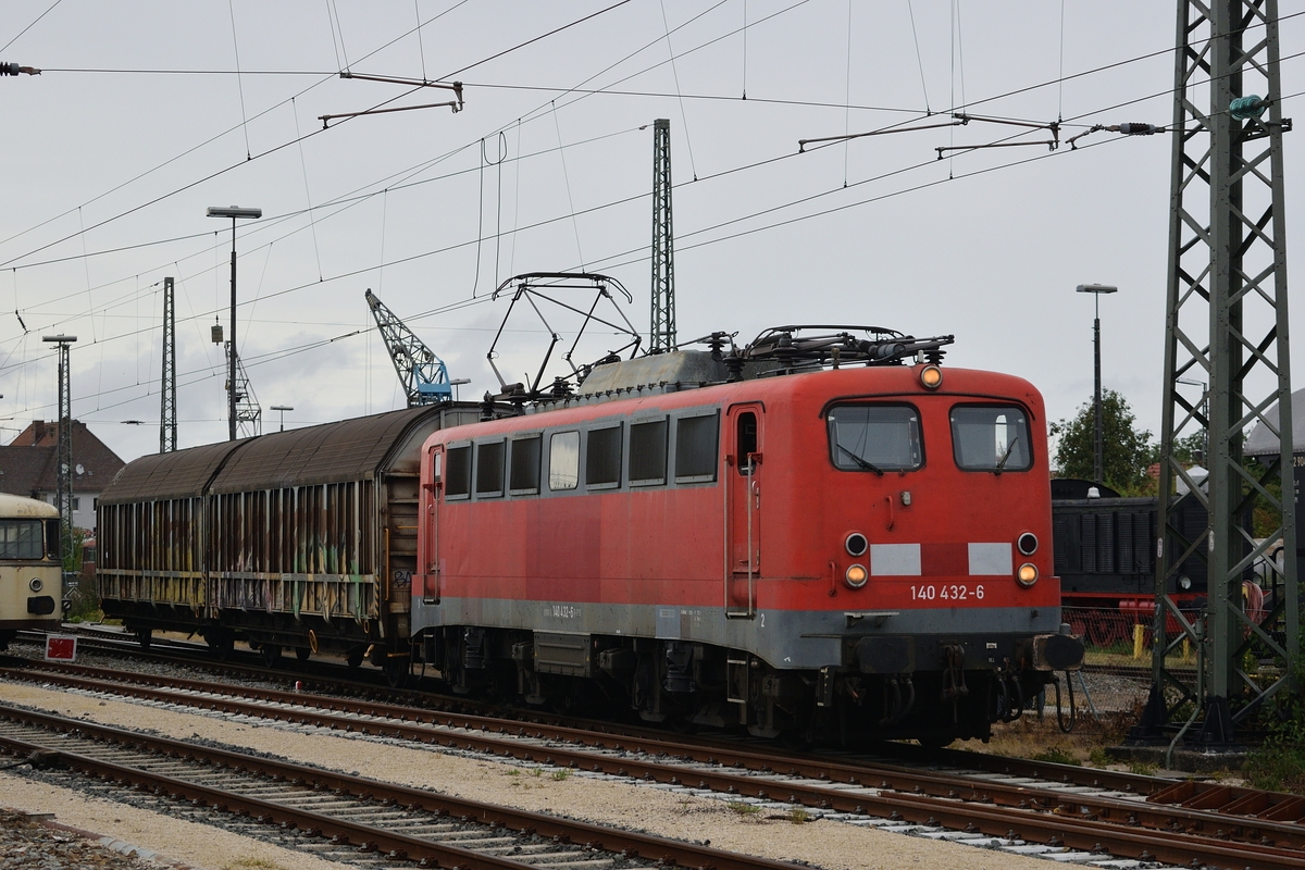 140 432 rangiert am 25. August 2018 einige Güterwagen in Nördlingen.