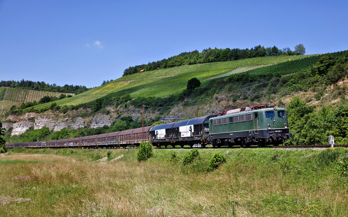 140 438-3 fährt mit dem Henkel Zug bei Himmelstadt vorüber.Bild vom 14.6.2017