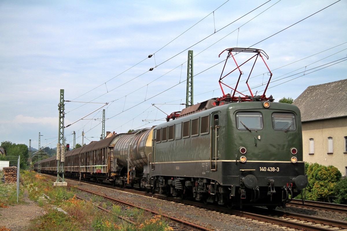 140 438-3 mit dem DGS 59941 (Langenfeld - Gunzenhausen) am 20.08.15 durch Asslar nach Gunzenhausen Süden. 