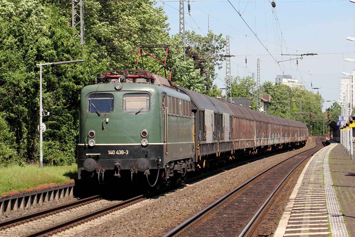 140 438-3 mit dem Henkelzug in Bonn-Beuel 17.5.2017