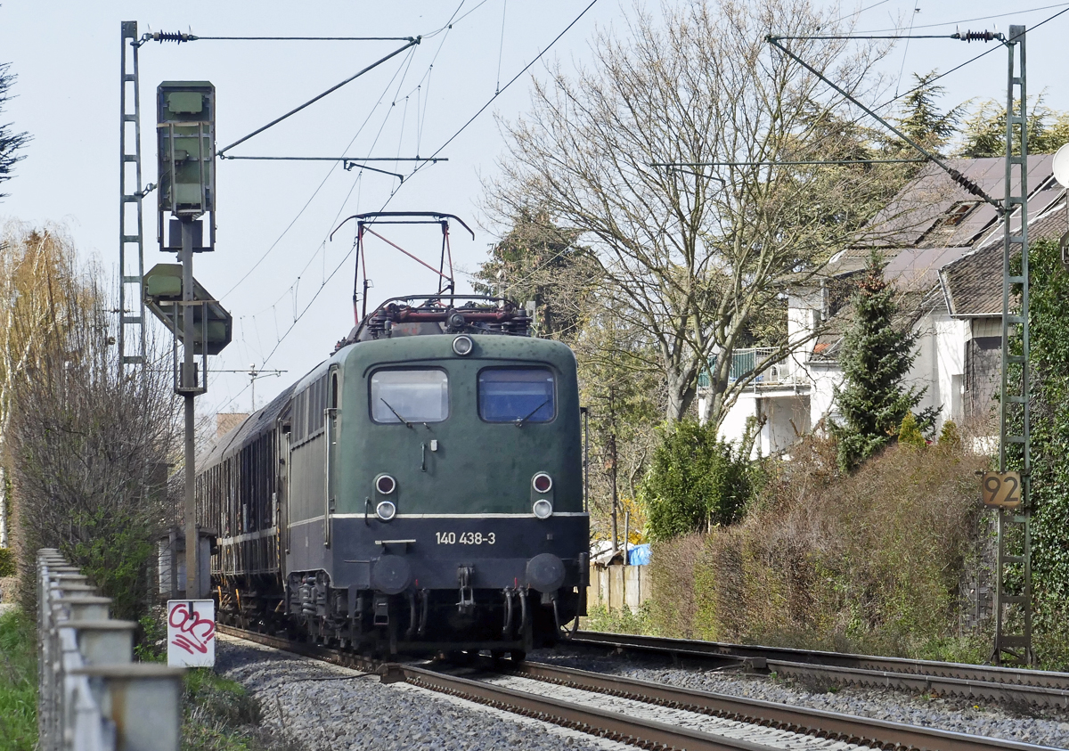 140 438-3 mit ged. Güterwagen durch Bonn-Beuel - 29.03.2019