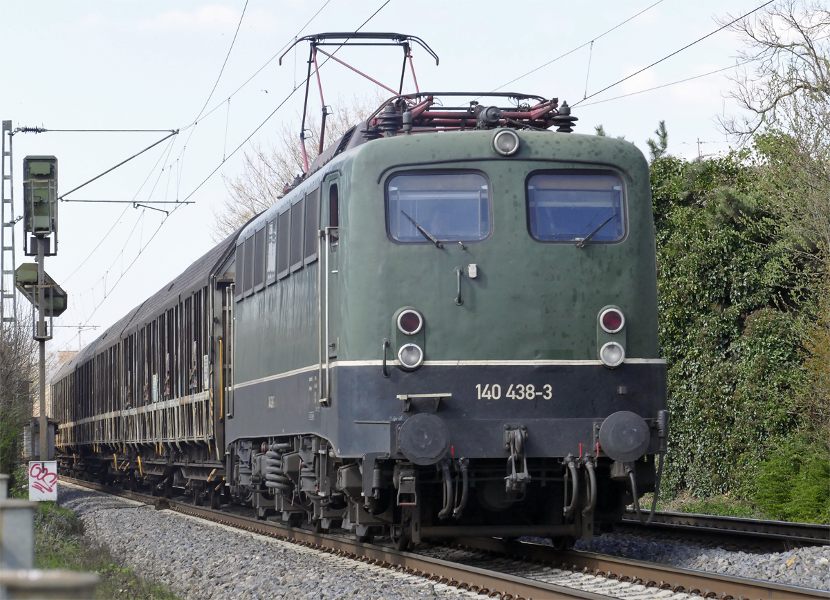 140 438-3 mit gedeckten Güterswagen durch Bonn-Beuel - 29.03.2019