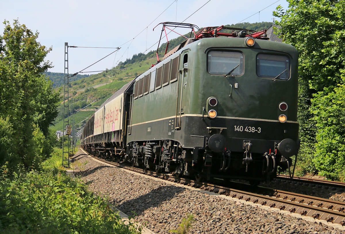 140 438-3 mit Henkelzug in Fahrtrichtung Rüdesheim. Aufgenommen am 11.07.2015 bei Lorch im Bächergrund.