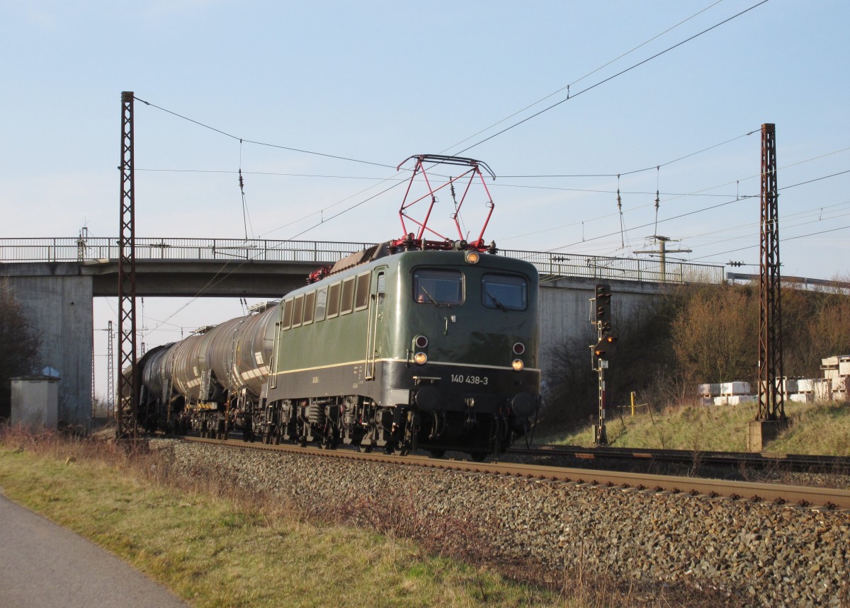 140 438-3 zieht am 17.Mrz 2015 den Henkelzug durch Retzbach-Zellingen in Richtung Wrzburg.