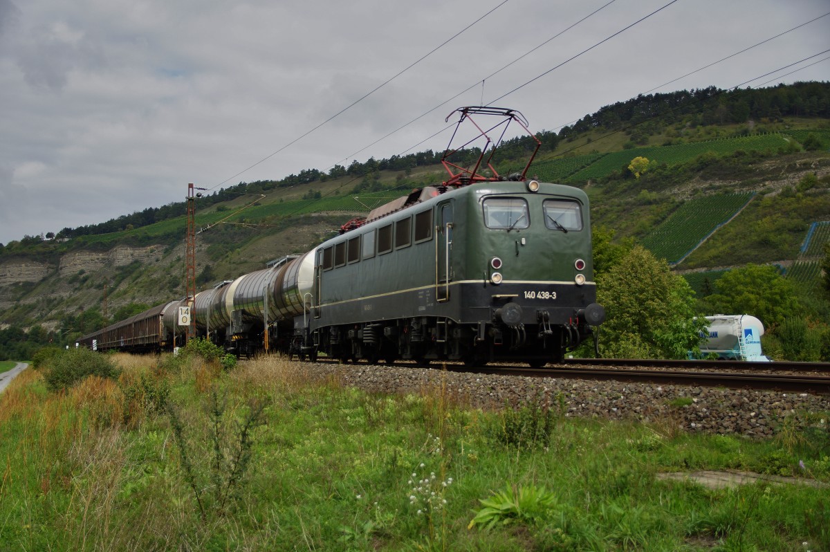 140 438-3 zieht einen gemischten Güterzug am 08.09.15 in Richtung Würzburg abgelichtet bei Thüngersheim.