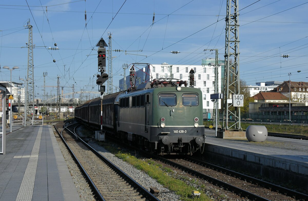 140 438 am 22.04.21 im Würzburger Hauptbahnhof