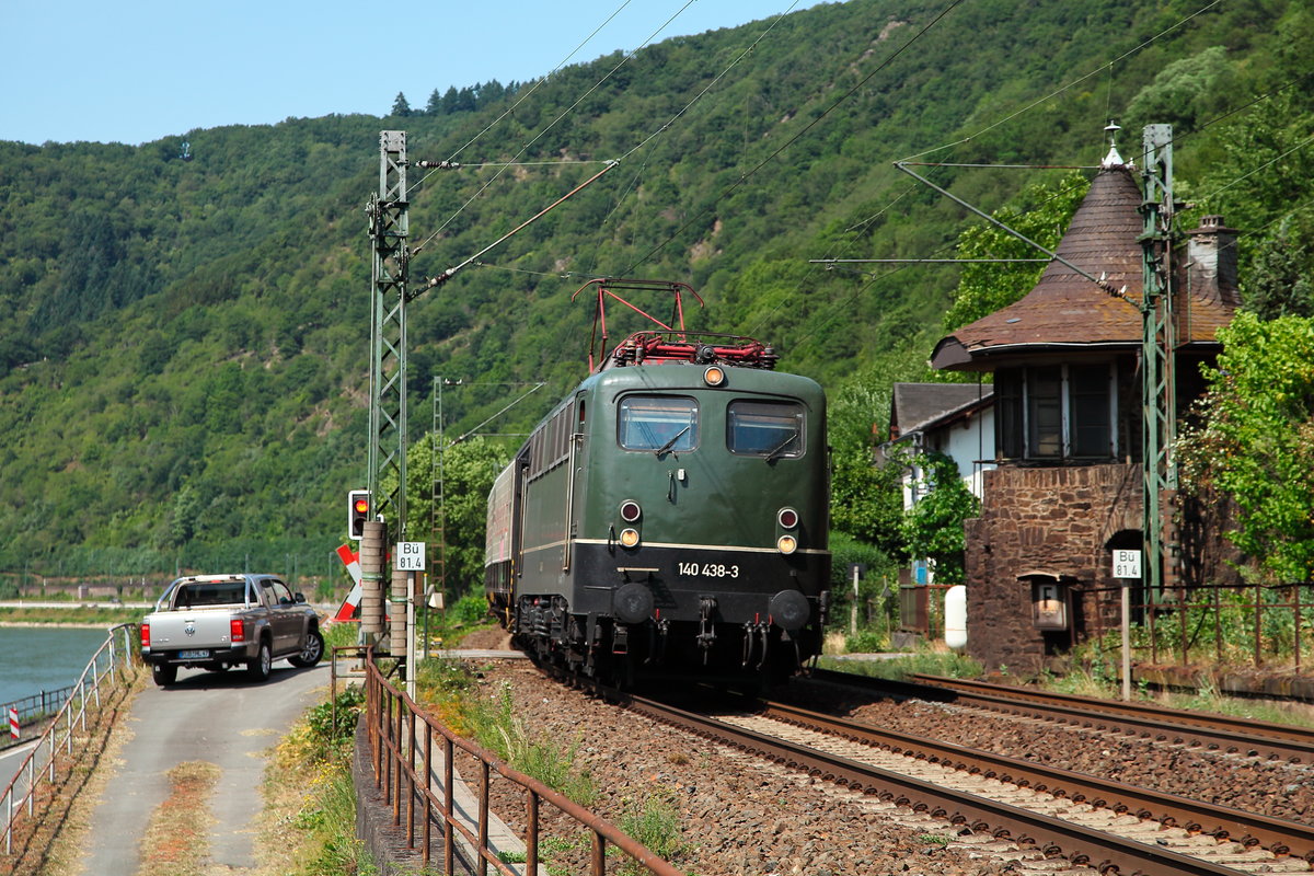 140 438 der Bayern-Bahn ist eine der Stammloks für den so genannten  Henkel-Zug  von Langenfeld nach Wassertrüdigen. Am 11.07.2015 war die im klassischen grün der Bundesbahn gehaltene Maschine bei Kaub an der Landesgrenze Rheinland-Pfalz und Hessen zu sehen.
