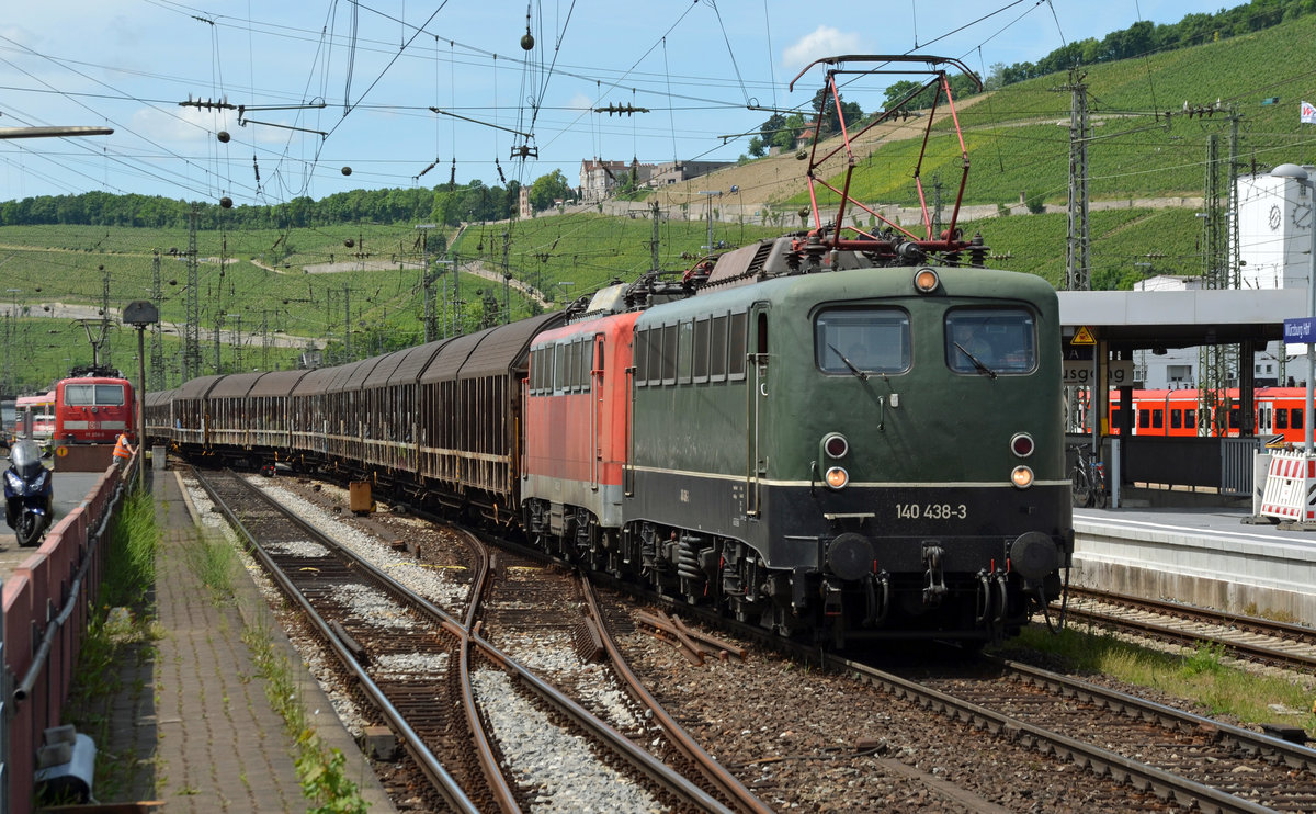 140 438 der Bayernbahn rollt am 12.06.17 mit dem Henkelzug in Würzburg Hbf ein. Sie musste erst einen ICE passieren lassen bevor auch der Henkelzug seine Fahrt nach Wassertrüdingen fortsetzen konnte. Hinter der Zuglok lief 140 432 kalt mit.