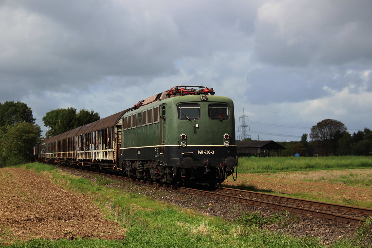 140 438 mit dem Henkelzug am 9.11.17 in Langenfeld (Rheinland)