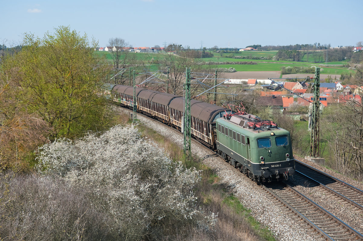 140 438 mit dem Henkelzug bei Ansbach Richtung Treuchtlingen, 18.04.2019