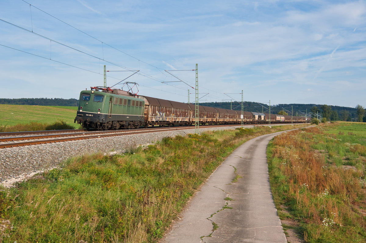 140 438 mit dem Henkelzug bei Mitteldachstetten Richtung Würzburg, 17.09.2019