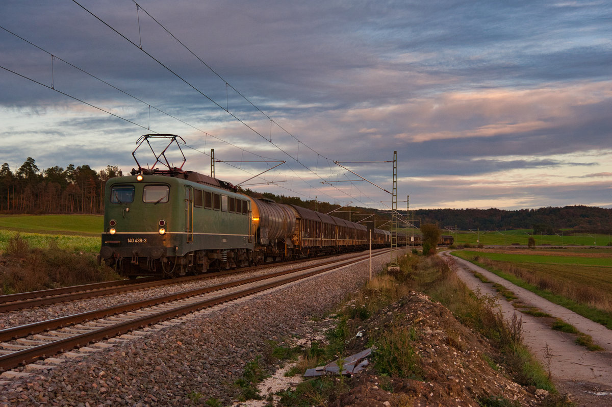 140 438 mit dem Henkelzug bei Oberdachstetten Richtung Würzburg, 16.10.2019
