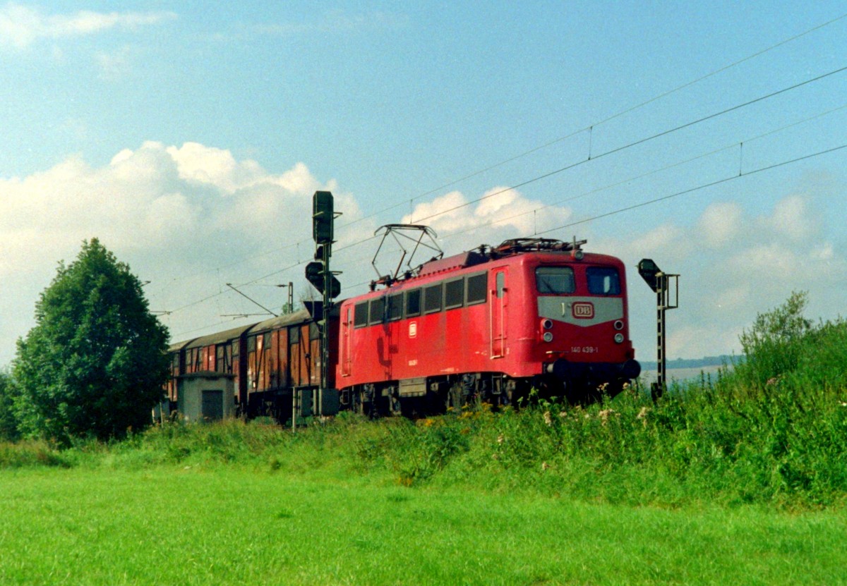 140 439 mit Gterzug Richtung Gttingen am 28.08.1993 zwischen Friedland (Han) und Obernjesa
