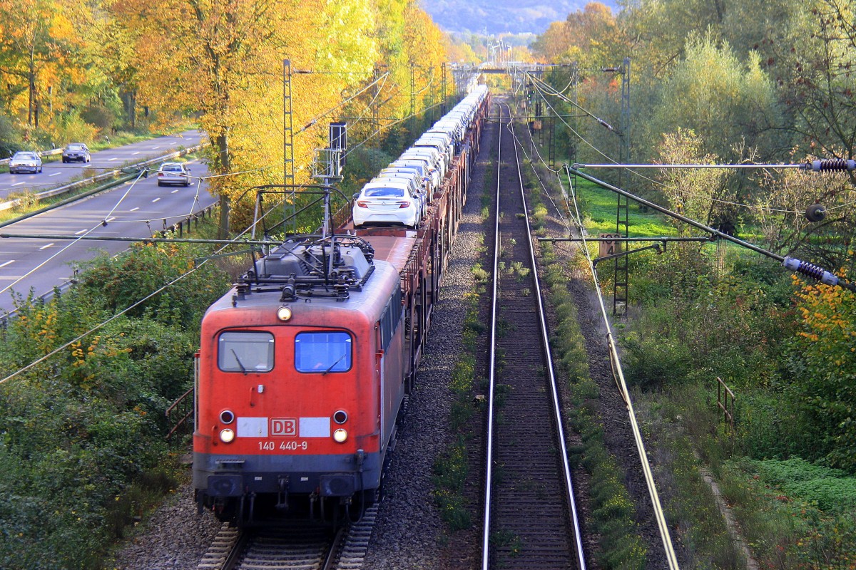 140 440-9 DB kommt aus Richtung Koblenz mit einem langen Vauxhallautozug aus Sden nach Aachen-West und fhrt in Richtung Kln auf der Rechten Rheinstrecke (KBS 465) bei Bad-Honnef am Rhein an einem schnem Herbsttag am 24.10.2013.