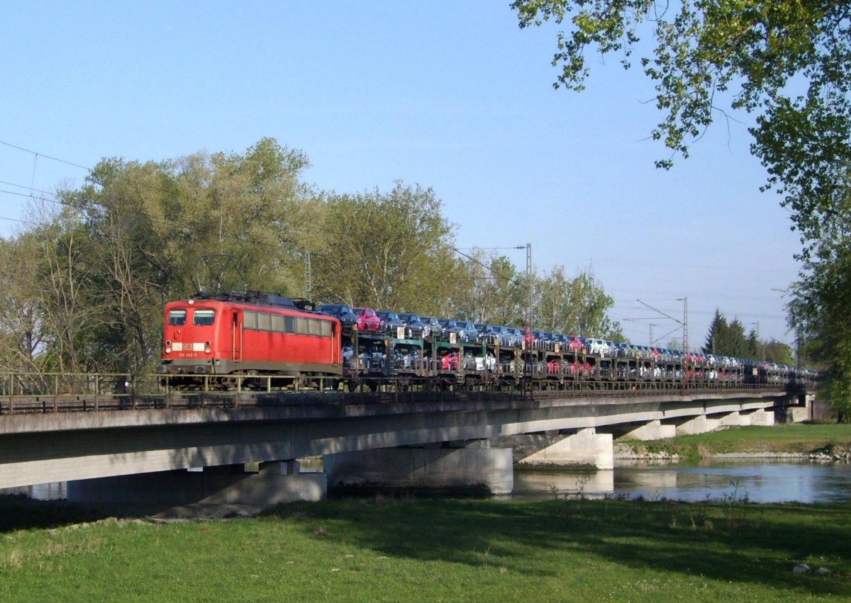 140 442 mit einem Autozug am 21.04.2007 auf der Isarbrcke bei Plattling.