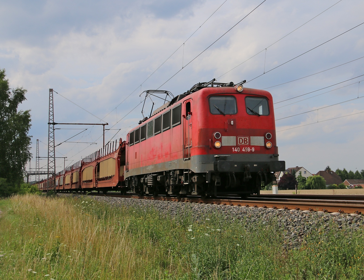 140 459-9 mit leeren Autotransportwagen in Fahrtrichtung Seelze. Aufgenommen in Dedensen-Gümmer am 24.07.2015.
