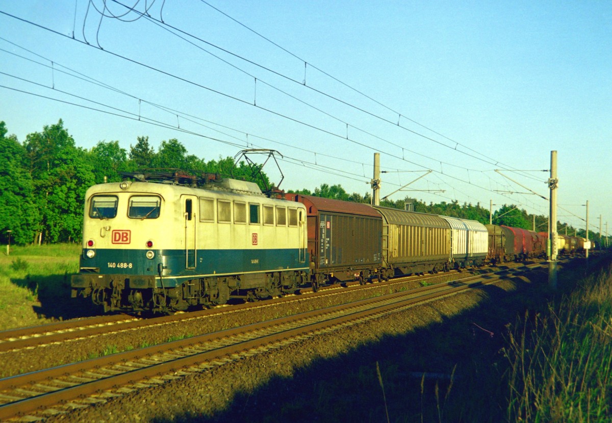 140 488 mit Gterzug Richtung Hamburg am 12.05.2000 in Schwanheide