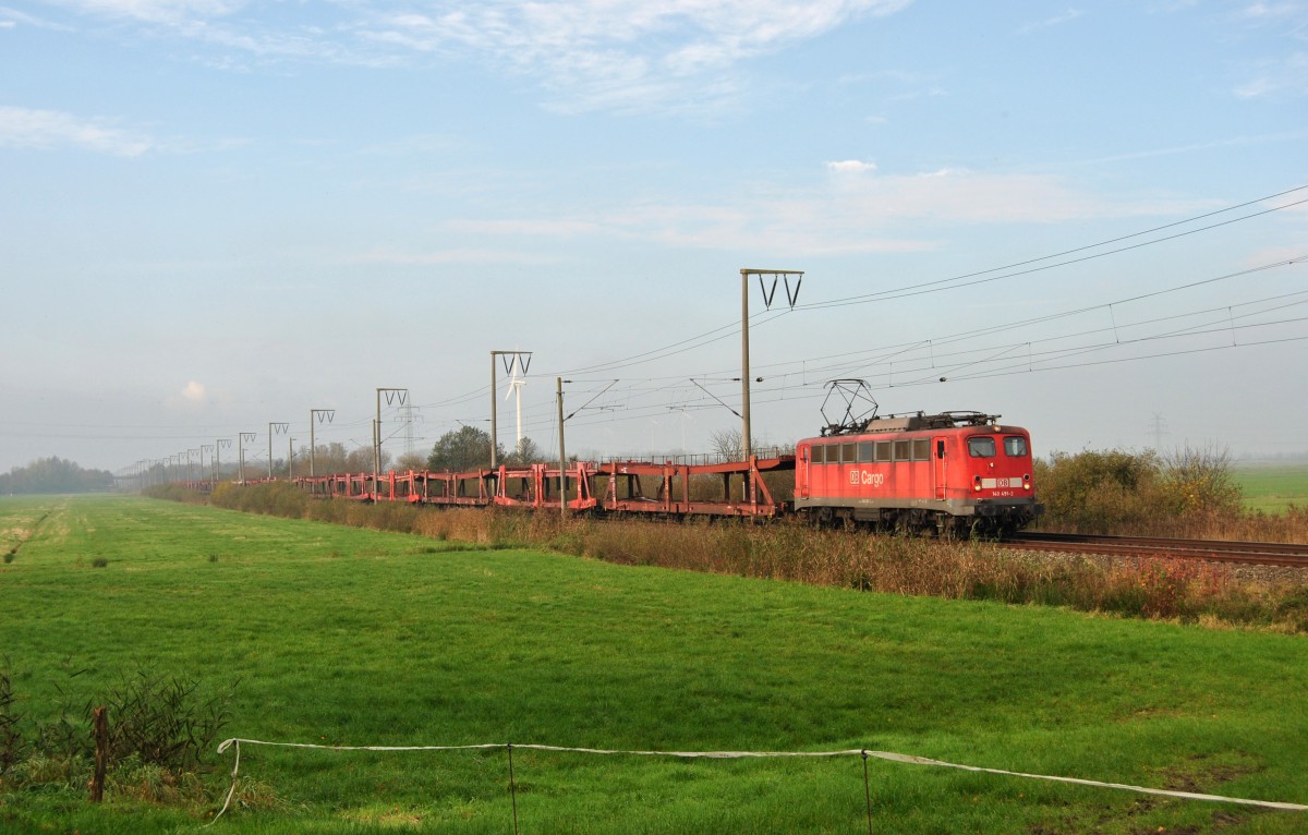 140 491-2 fuhr am 05.11.2014 mit einem Autozug von Emden nach Osnabrück, hier bei Petkum.