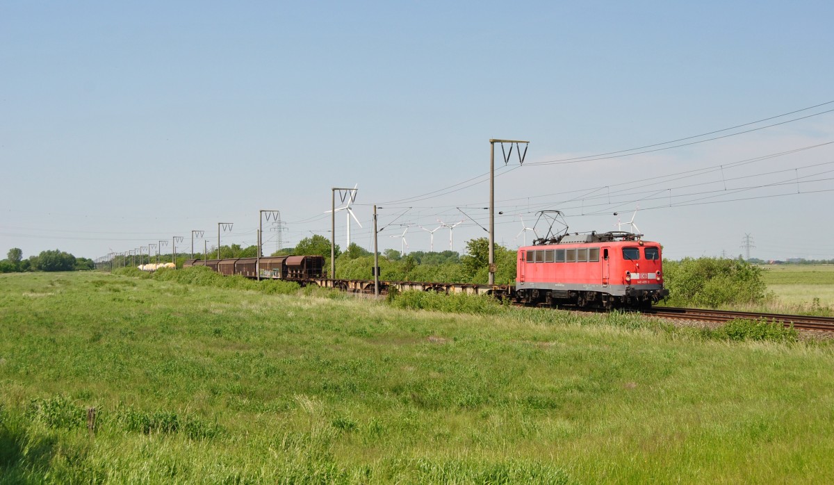 140 495-3 fuhr am 05.06.2015 mit einem Güterzug von Emden in Richtung Osnabrück, hier bei Petkum.