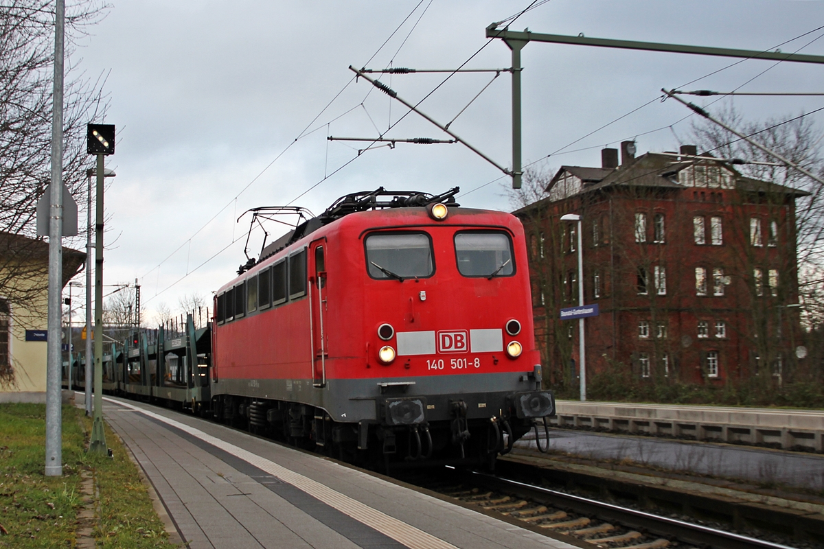 140 501-8 mit einem Ganzzug leerer Autotransportwagen von Kassel kommend in Richtung Bebra. Baunatal-Guntershausen 21.02.2014