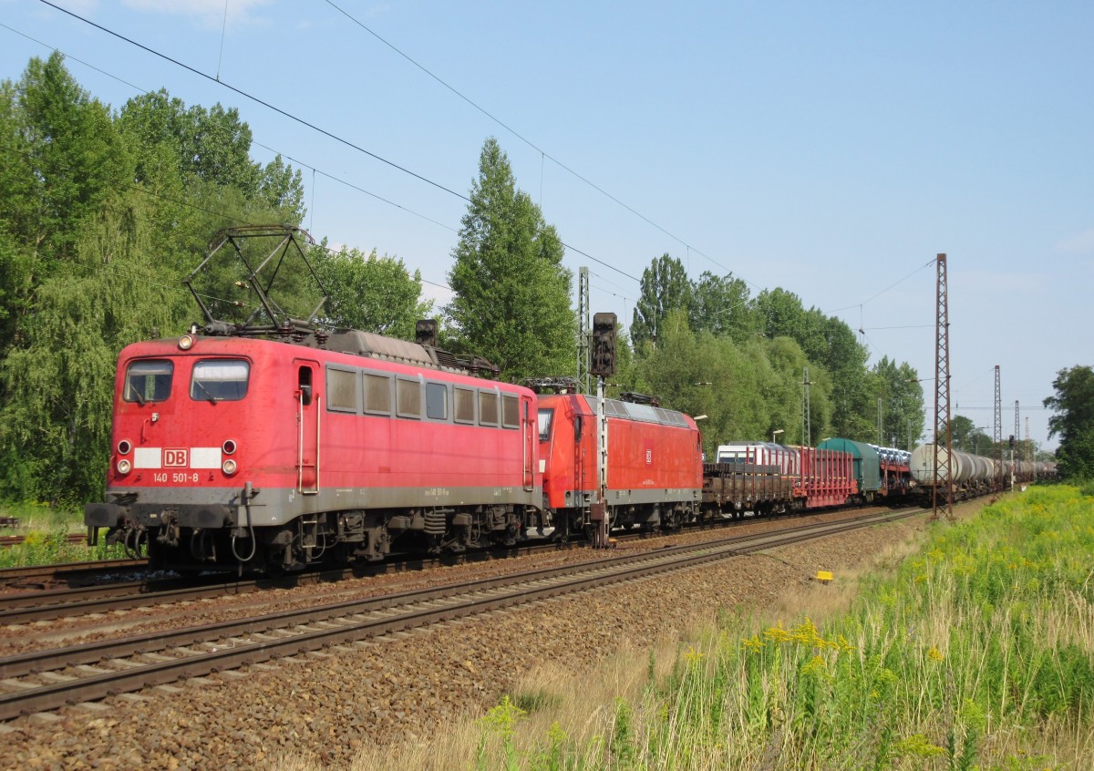 140 501-8 zieht die 145 072-5 und einen gemischten Güterzug am 07.August 2015 durch Leipzig-Thekla in Richtung Leipzig-Mockau.