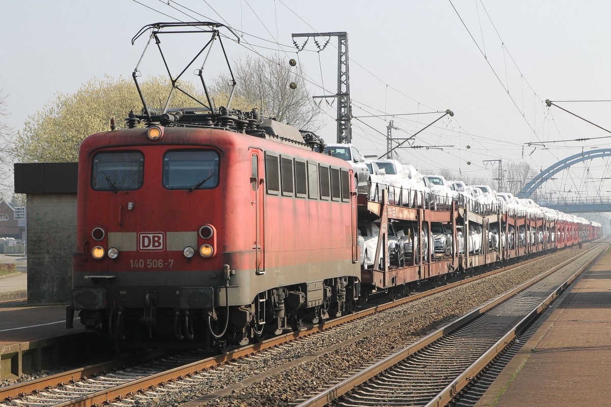 140 506-7 ( Baujahr: 1964) mit einem Güterzug von Emden auf Bahnhof Salzbergen am 14-3-2014.