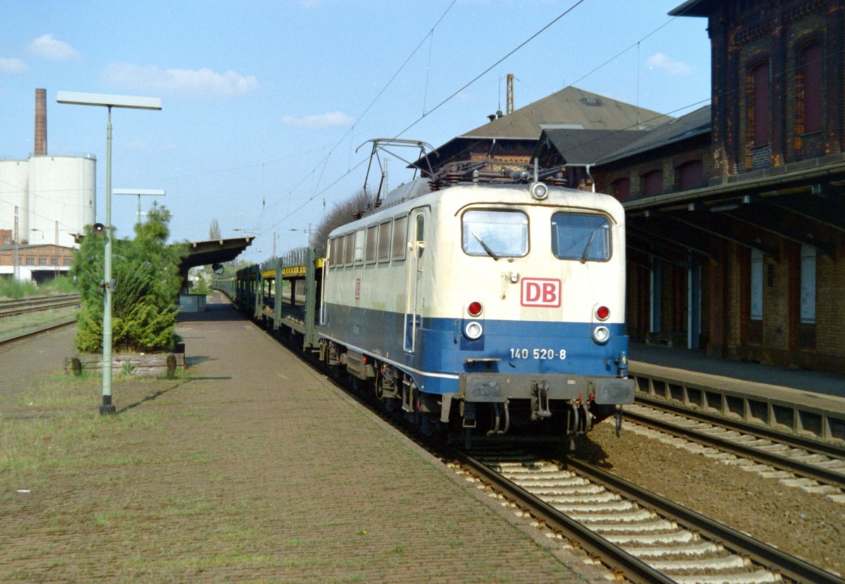 140 520 mit Gterzug Richtung Sden am 20.04.2000 in Nordstemmen