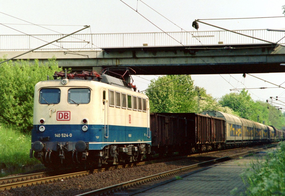 140 524 mit Gterzug Richtung Bremen am 28.05.1995 in Klecken