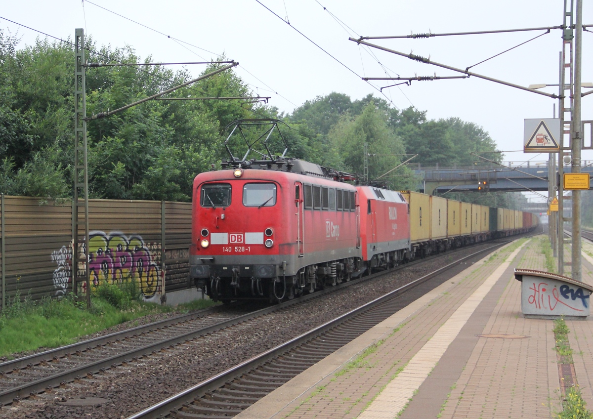 140 528-1 mit der Wagenlok 152 088-1 und Containerzug in Fahrtrichtung Seelze. Aufgenommen am 10.07.2013 in Dedensen-Gümmer.