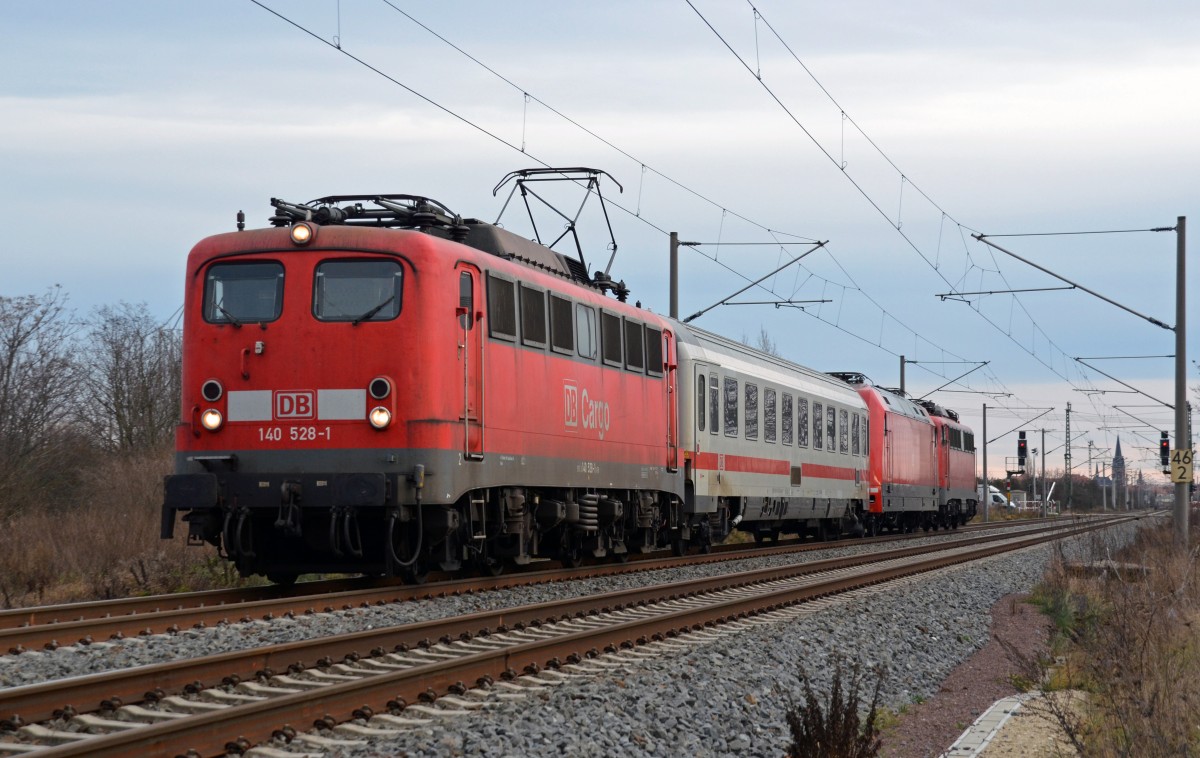 140 528 schleppte am 24.12.13 den PbZ 2466 Leipzig-Berlin durch Greppin Richtung Dessau. Es laufen 101 033 und 110 469 mit.