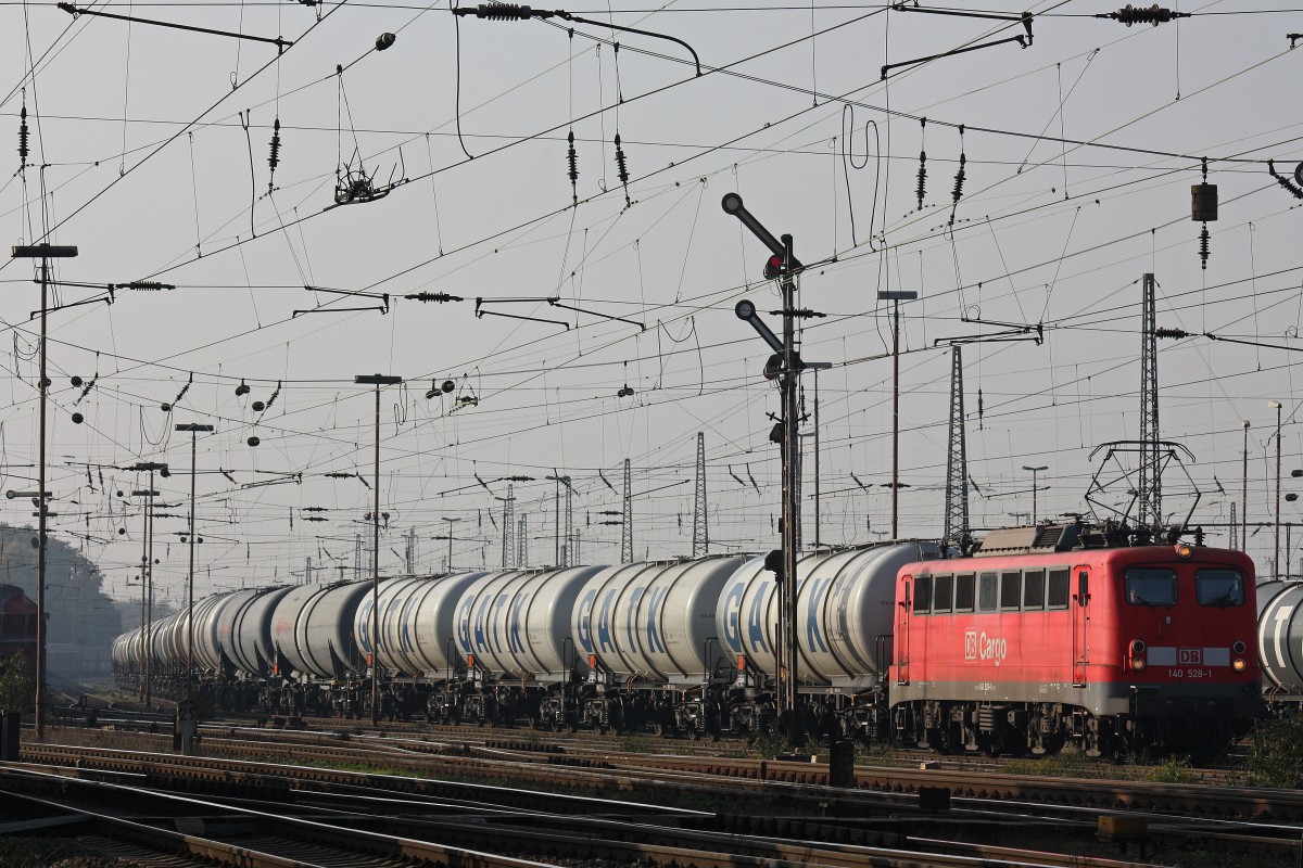 140 528 verlässt am 16.11.14 mit einem Kesselzug Oberhausen-West.