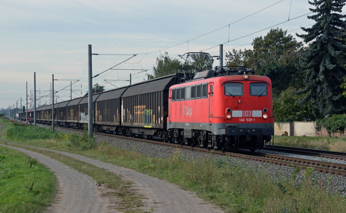 140 528 zog am 04.10.13 einen Ganzzug Schiebewandwagen von Leipzig-Wahren ber Magdeburg nach Seelze. In Braschwitz passiert sie den auer Betrieb befindlichen B.