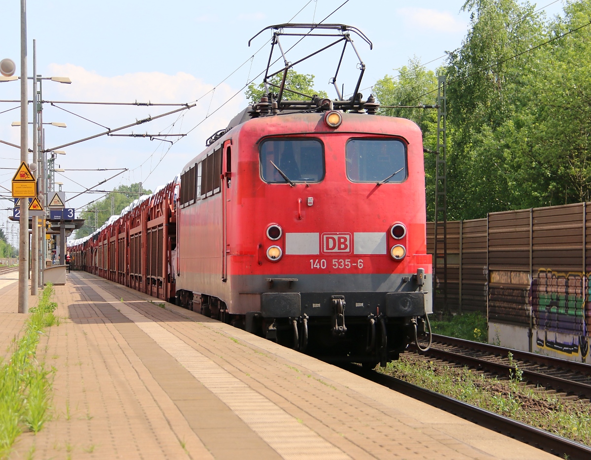 140 535-6 mit Autotransportwagen in Fahrtrichtung Wunstorf. Aufgenommen in Dedensen-Gümmer am 29.04.2014.