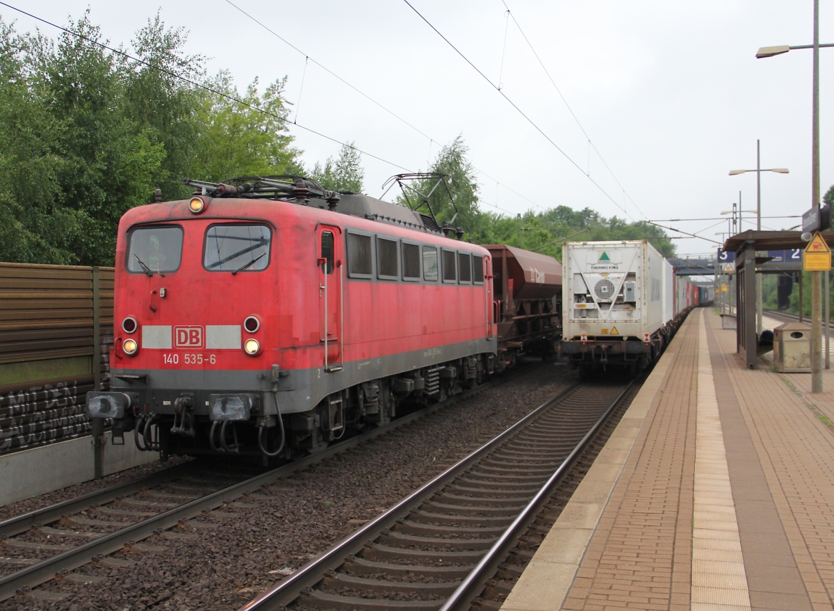 140 535-6 mit gemischtem Gterzug in Fahrtrichtung Seelze. Aufgenommen am 30.05.2013 in Dedensen-Gmmer.