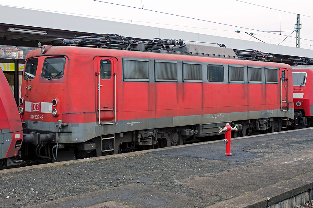 140 539-8 ( 91 80 6140 539-8 D-DB ), ex Fahrzeugnummer: E 40 539, Henschel & Sohn, [D]-Kassel 30780 /  AEG 8229, Baujahr 1964, Eigentümer: DB Schenker Rail Deutschland AG, [D]-Mainz, Fahrzeugnutzer: DB Fernverkehr AG, [D]-Frankfurt am Main, Bh Frankfurt (M), Erst-Bw Hannover, 28.12.2013, Stuttgart Hbf  
