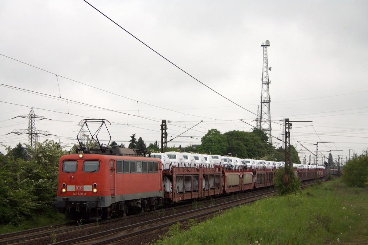 140 539-8 befördert am 02.05.2014 einen VW-Zug durch Ahlten gen Westen