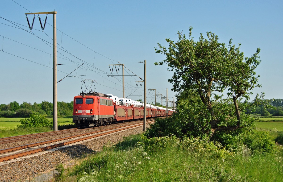 140 539-8 fuhr am 05.06.2015 mit einem Güterzug nach Emden, hier bei Veenhusen.