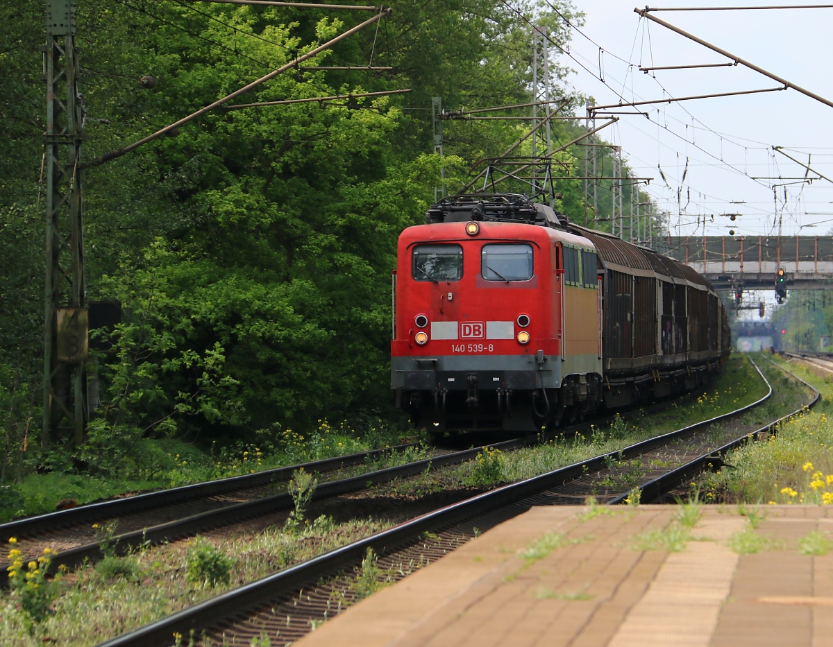 140 539-8 mit gemischtem Güterzug in Fahrtrichtung Seelze. Aufgenommen am 29.04.2014 in Dedensen-Gümmer.