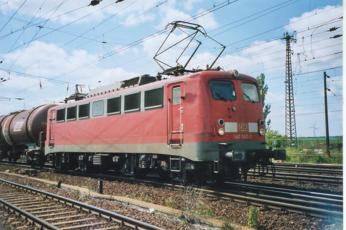 140 542 mit einem Güterzug im Sommer 2007 in Großkorbetha. Man verzeihe die mindere Bildqualität, es handelt sich um eine gescannte Analogfotographie!