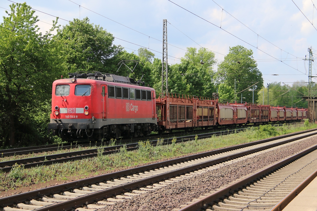 140 544-8 mit leeren Autotransportwagen in Fahrtrichtung Seelze. Aufgenommen in Dedensen-Gümmer am 29.04.2014.