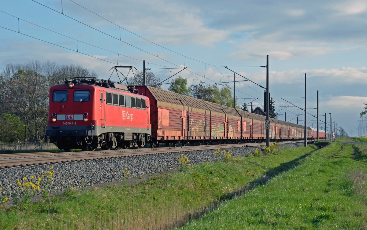 140 544 zog am 10.04.14 einen Autozug durch Braschwitz gen Halle(S).