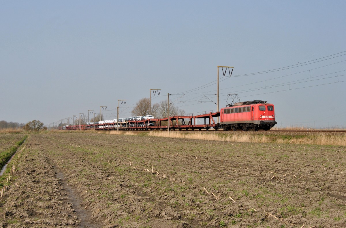 140 569-5 fuhr am 10.04.2015 mit einem Güterzug von Emden nach Osnabrück, hier bei Gandersum.