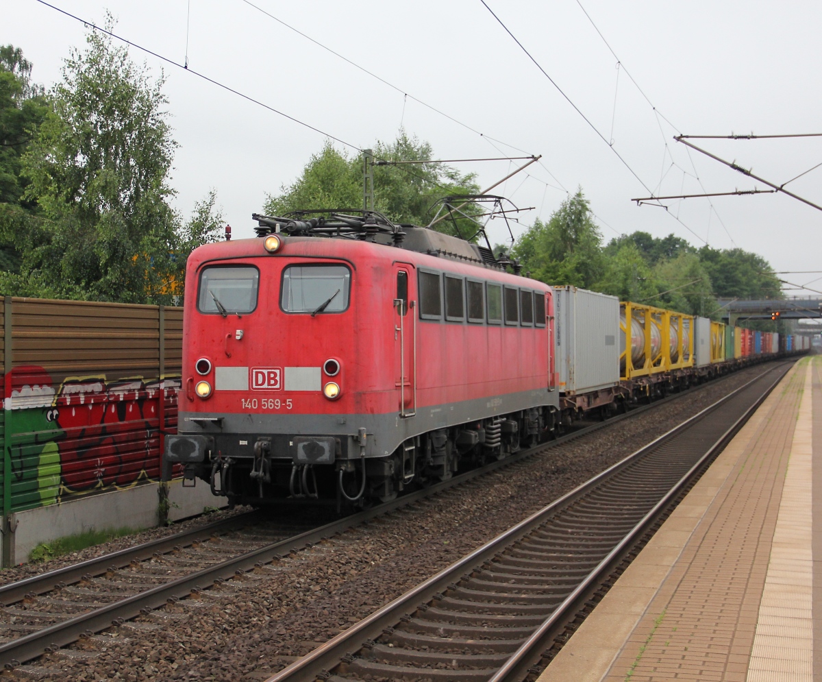 140 569-5 mit Containerzug in Richtung Seelze. Aufgenommen am 10.07.2013 in Dedensen-Gümmer.
