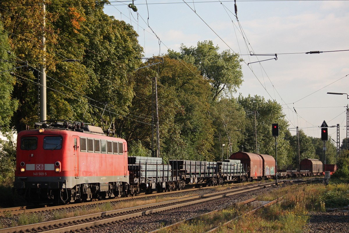 140 569 am 1.10.13 mit einem gemischten Güterzug in Ratingen-Lintorf.
